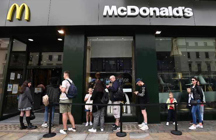 Clienti in coda all'esterno di un fast food McDonald's