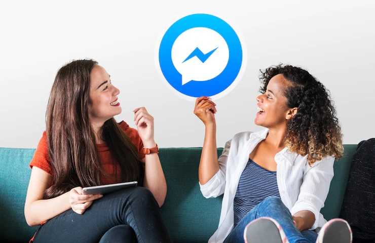 Due donne con una icona di Messenger