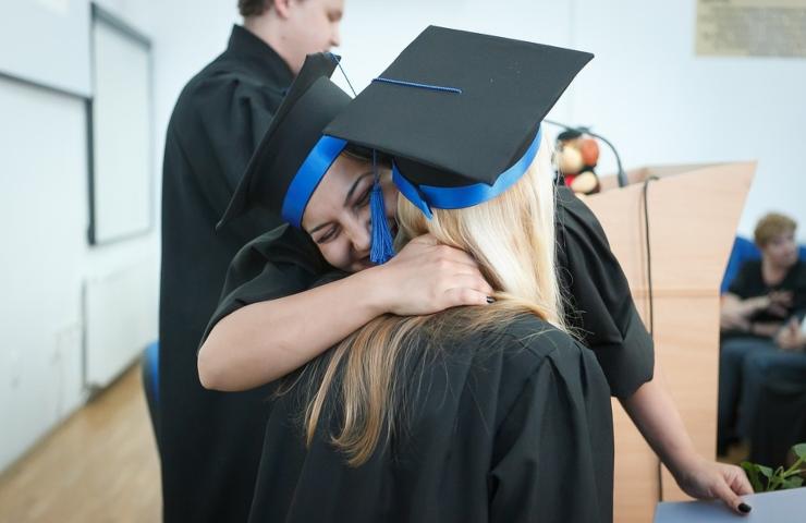 Due ragazze ad una festa di laurea