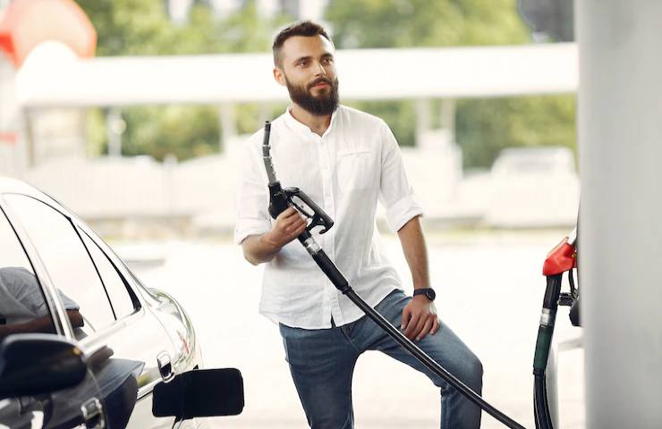 Un uomo sta facendo rifornimento di carburante