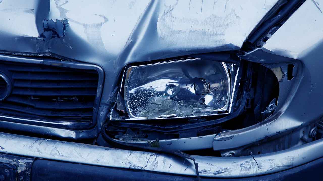 Codice Strada regole circolazione auto incidentata multa