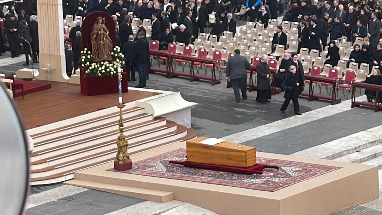 Funerali Ratzinger truffa