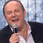 Un fotomontaggio di Gerry Scotti che canta