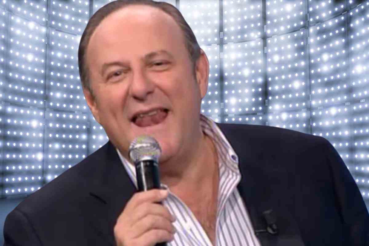 Un fotomontaggio di Gerry Scotti che canta